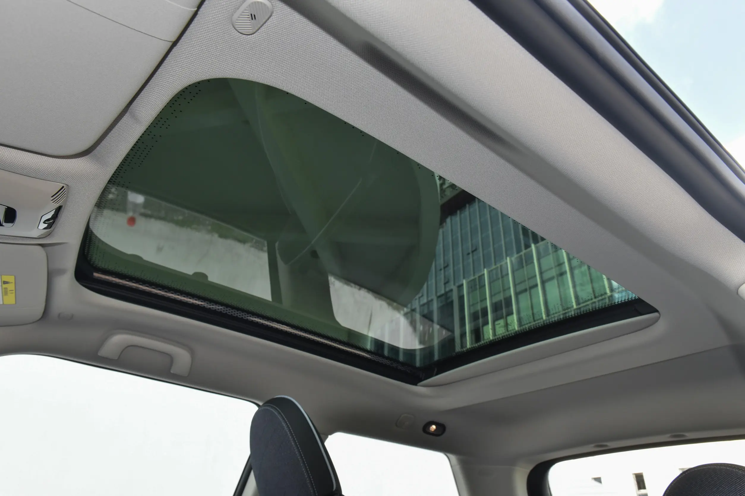 MINI Cooper EV 2024 space-3