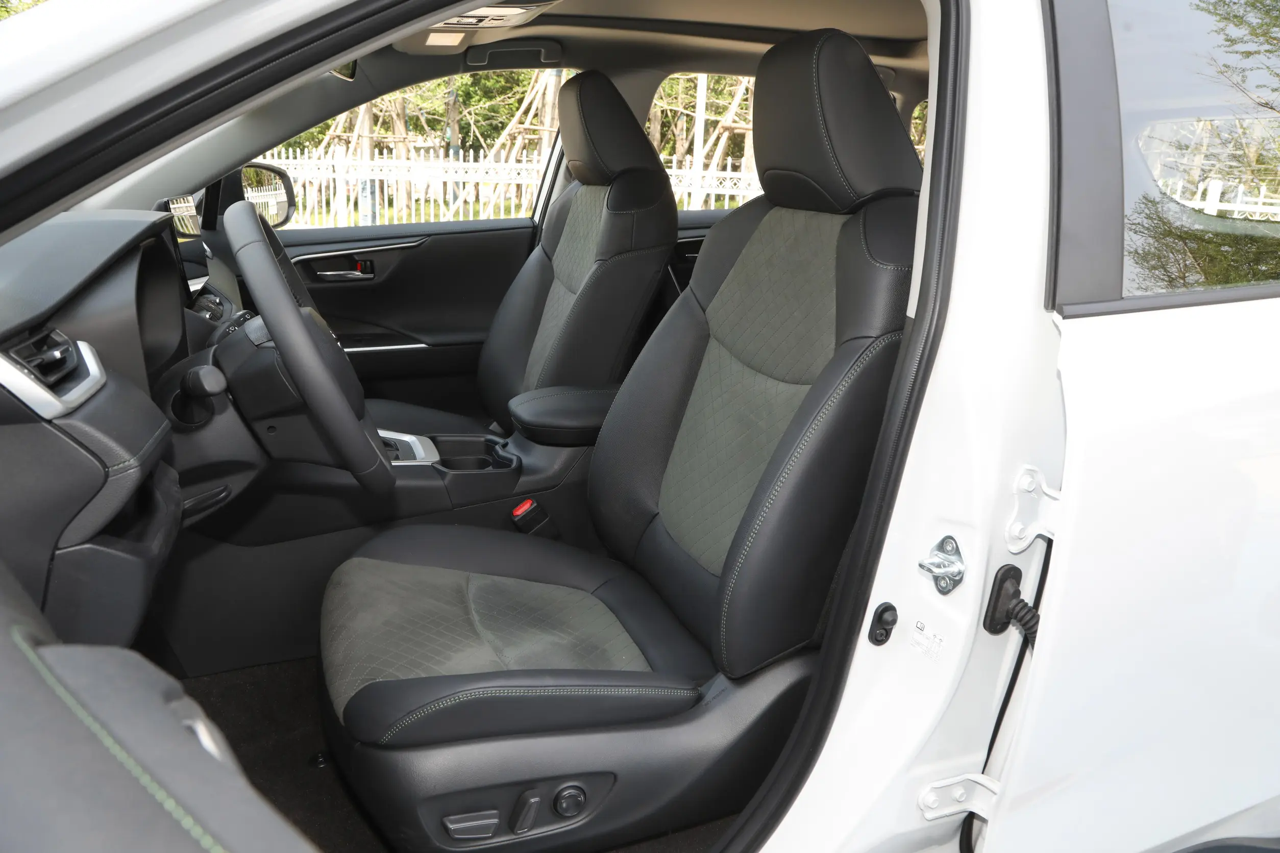 Toyota RAV4 2023 space-1