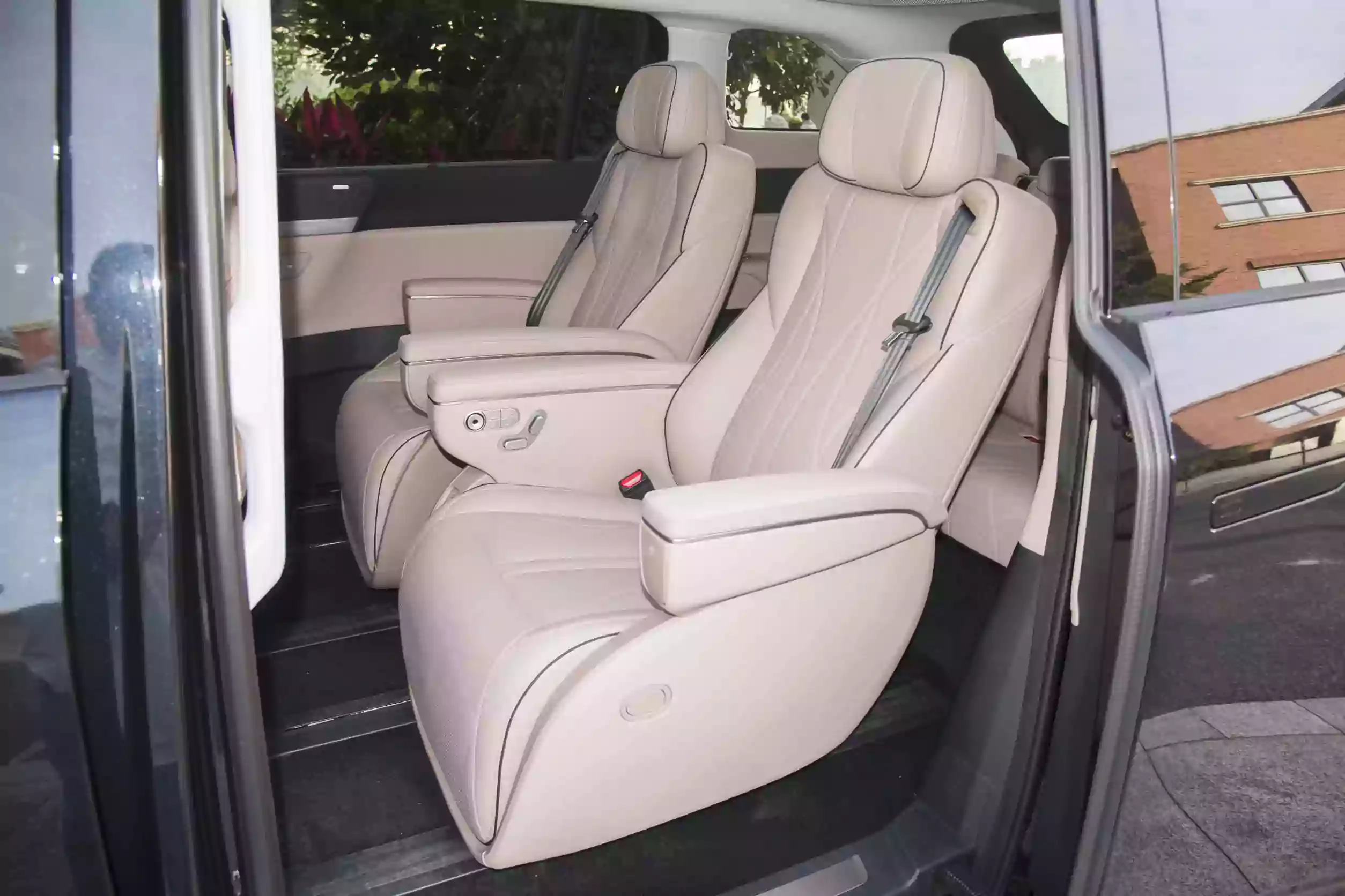 Xpeng X9 2023 space-2