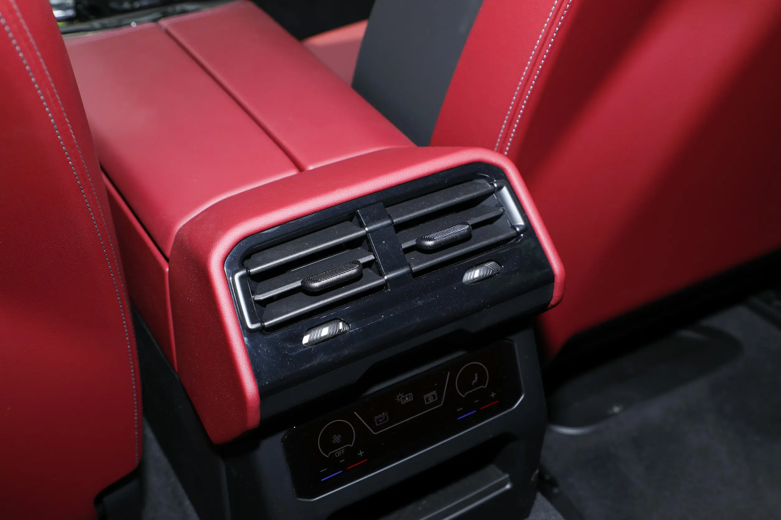 BMW 5 Series 530Li picture (12)