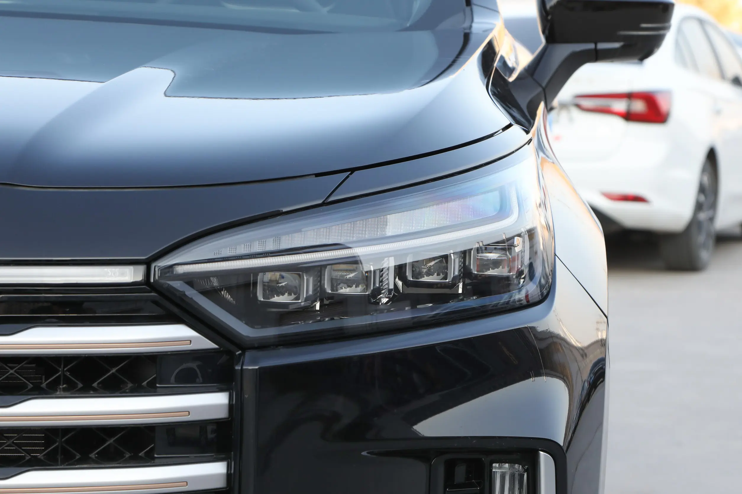 EXEED VX picture (3)