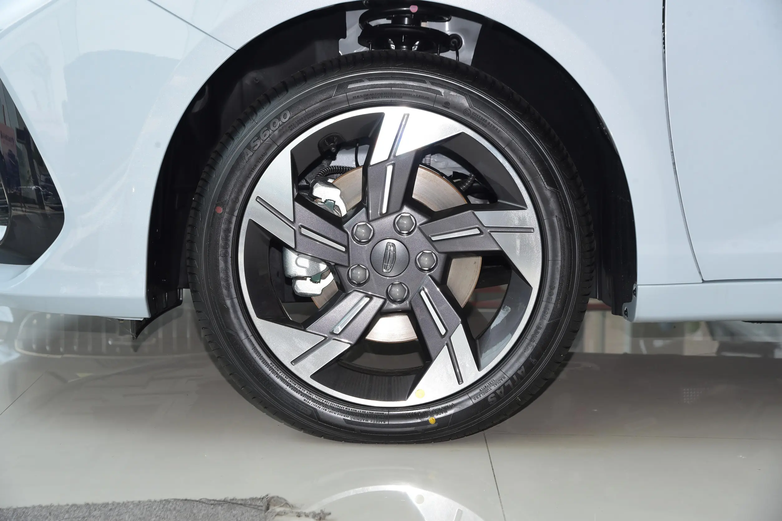 Geely Emgrand L HiP picture (9)