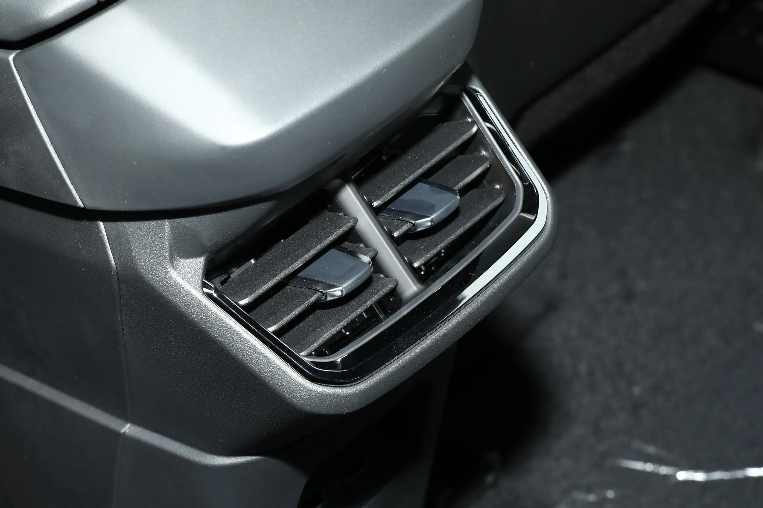 Lynk & Co 06 picture (8)