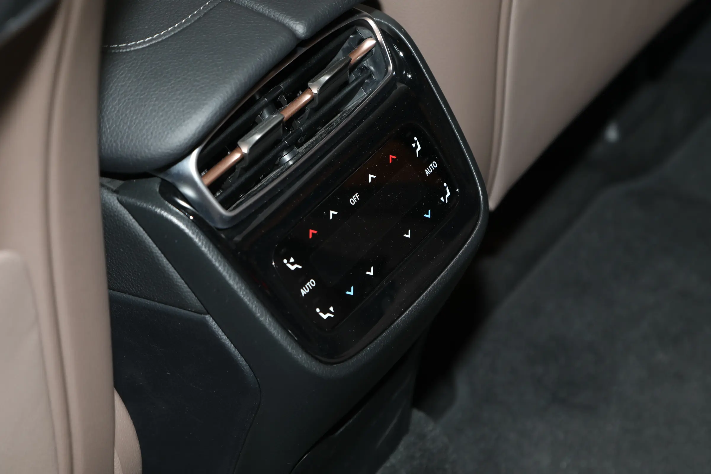 Mercedes-Benz EQE SUV picture (12)