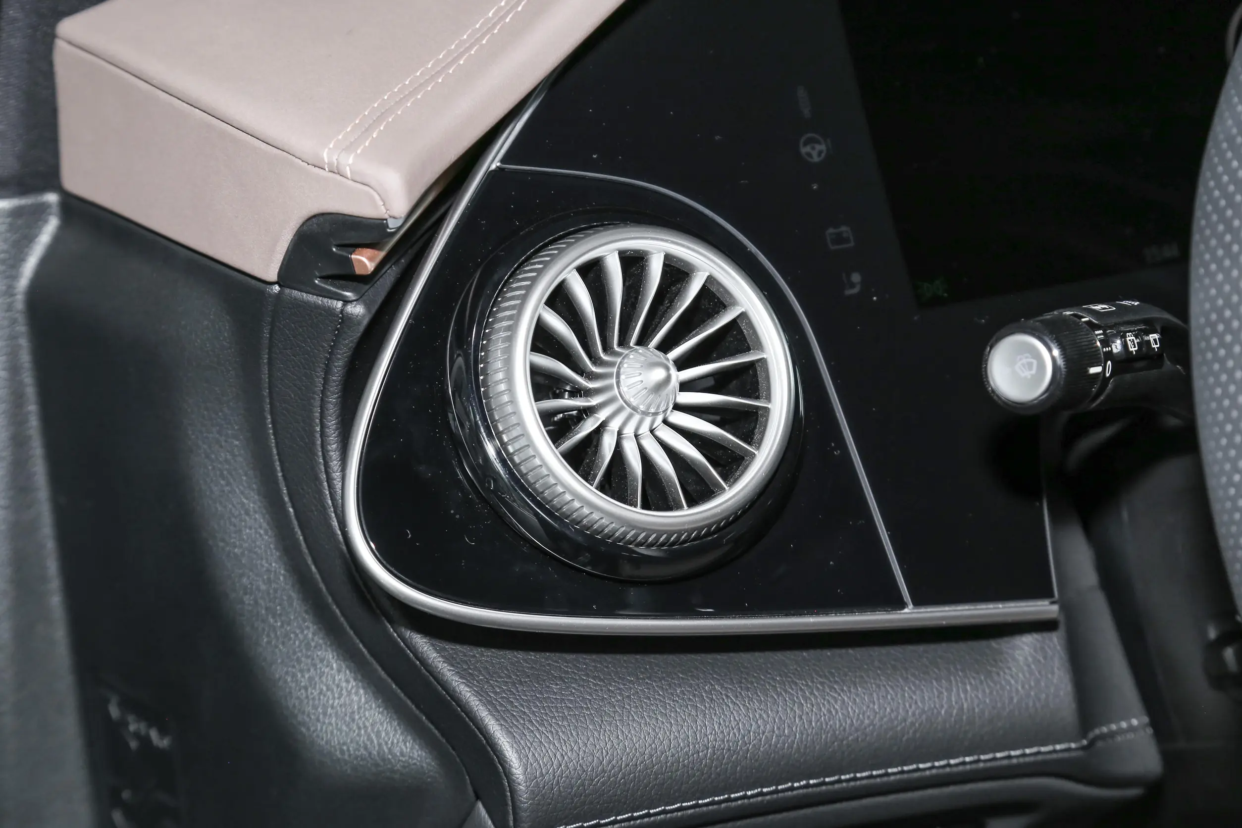 Mercedes-Benz EQE SUV picture (7)