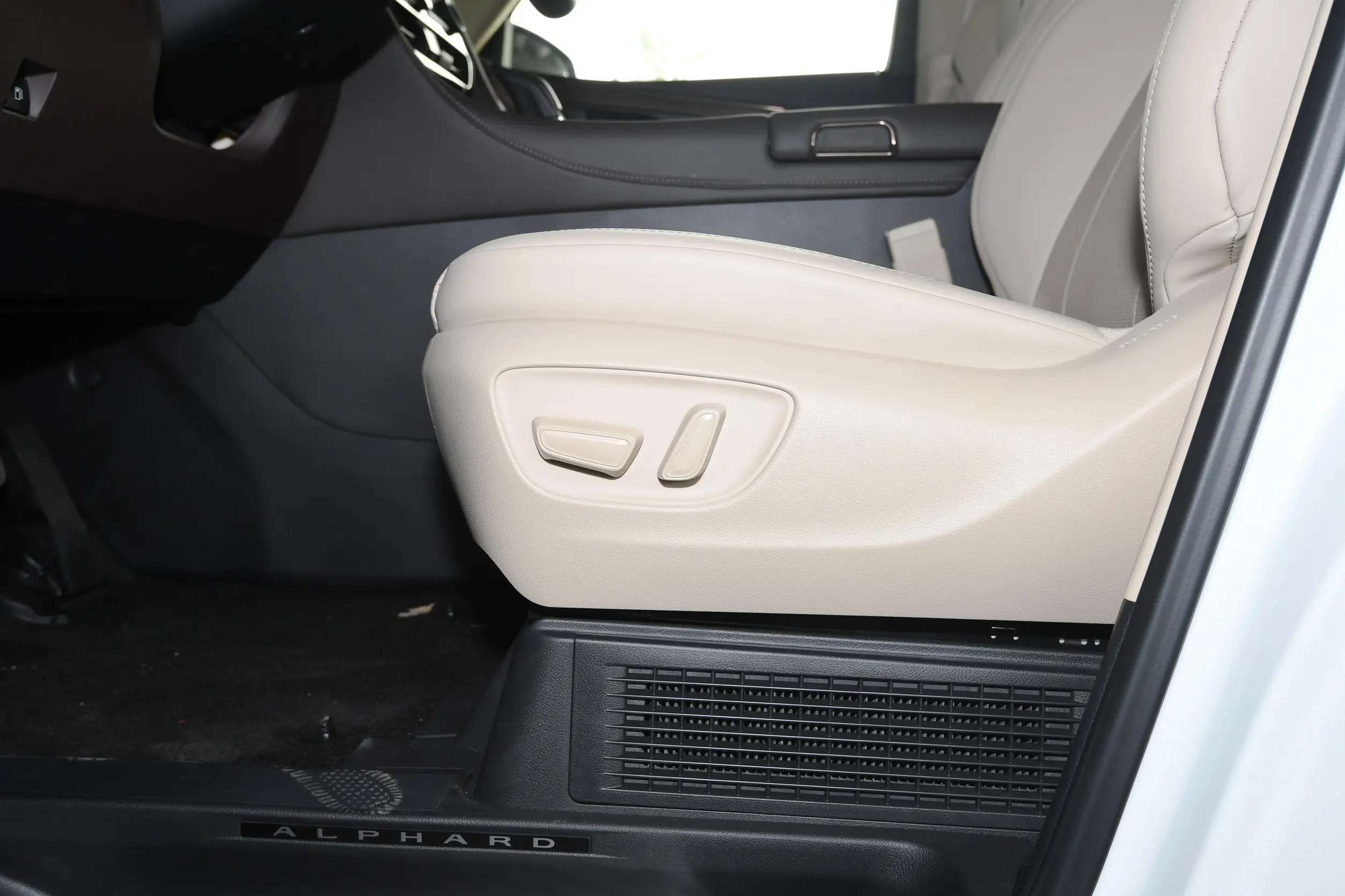 Toyota Alphard picture (1)