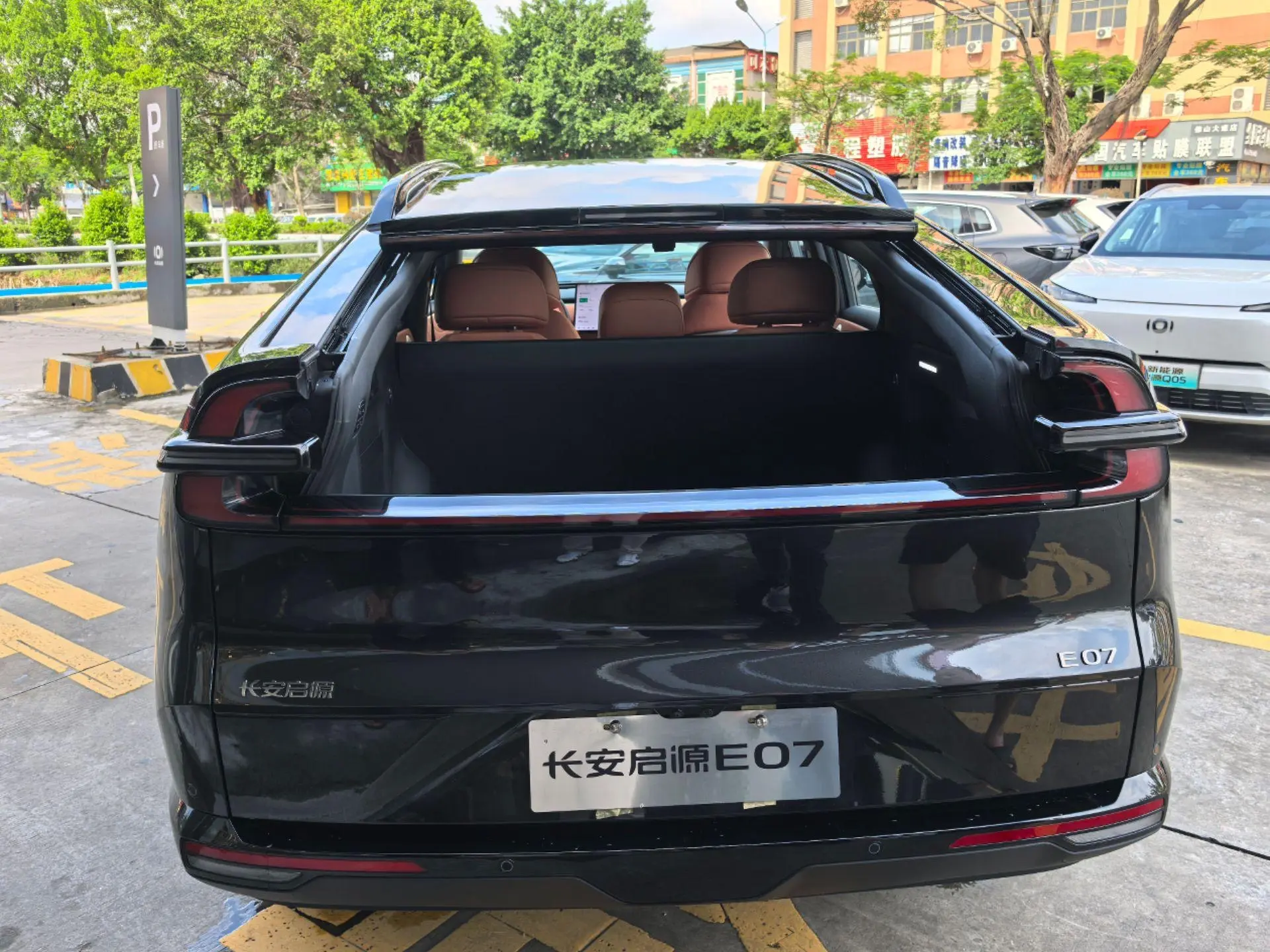 Changan Qiyuan E07 with the rear windshield opened
