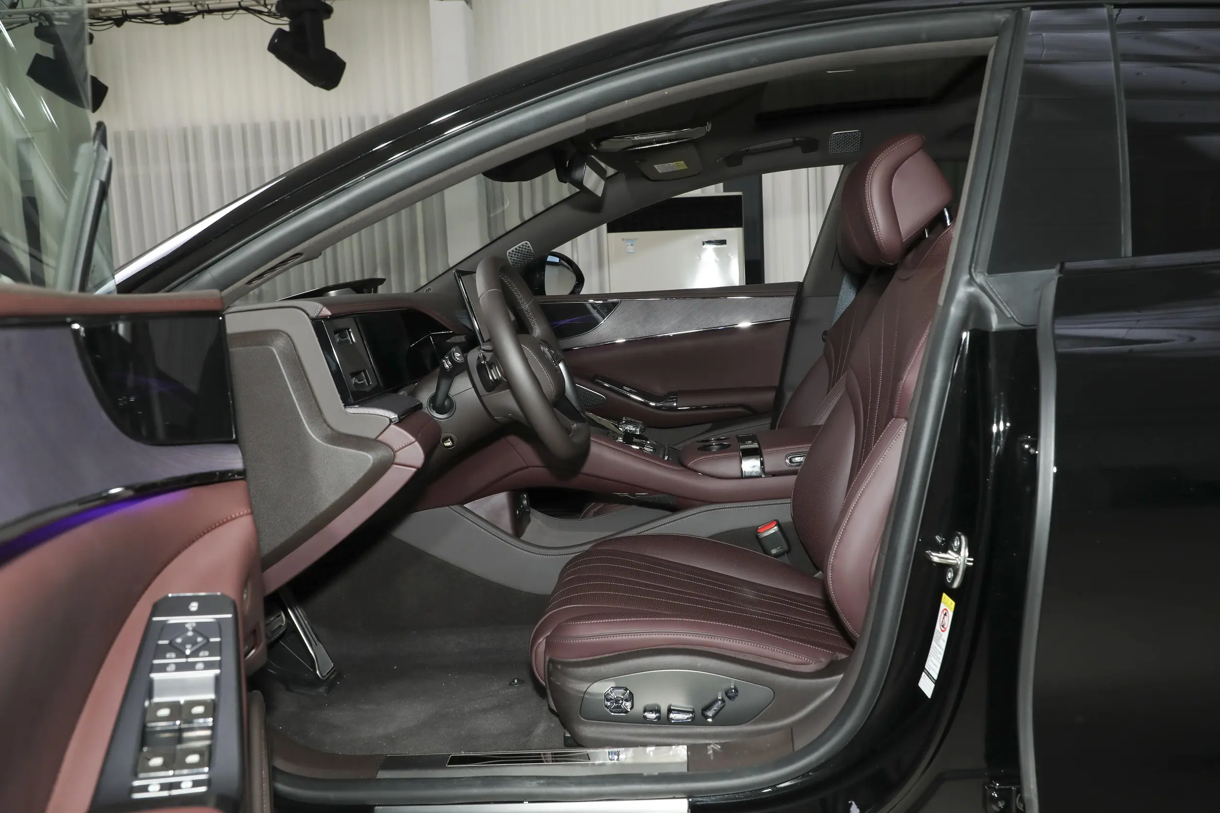 Denza Z9GT EV 2024 space-1