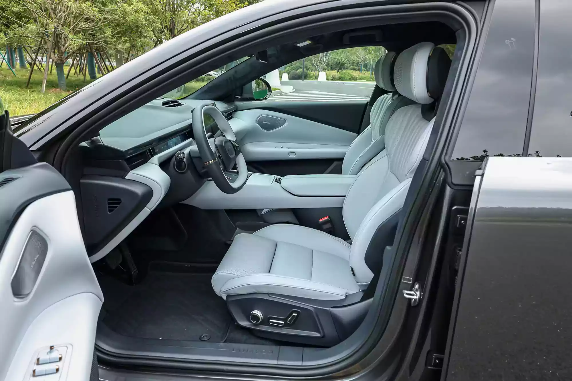 Lynk & Co Z10 2024 space-1