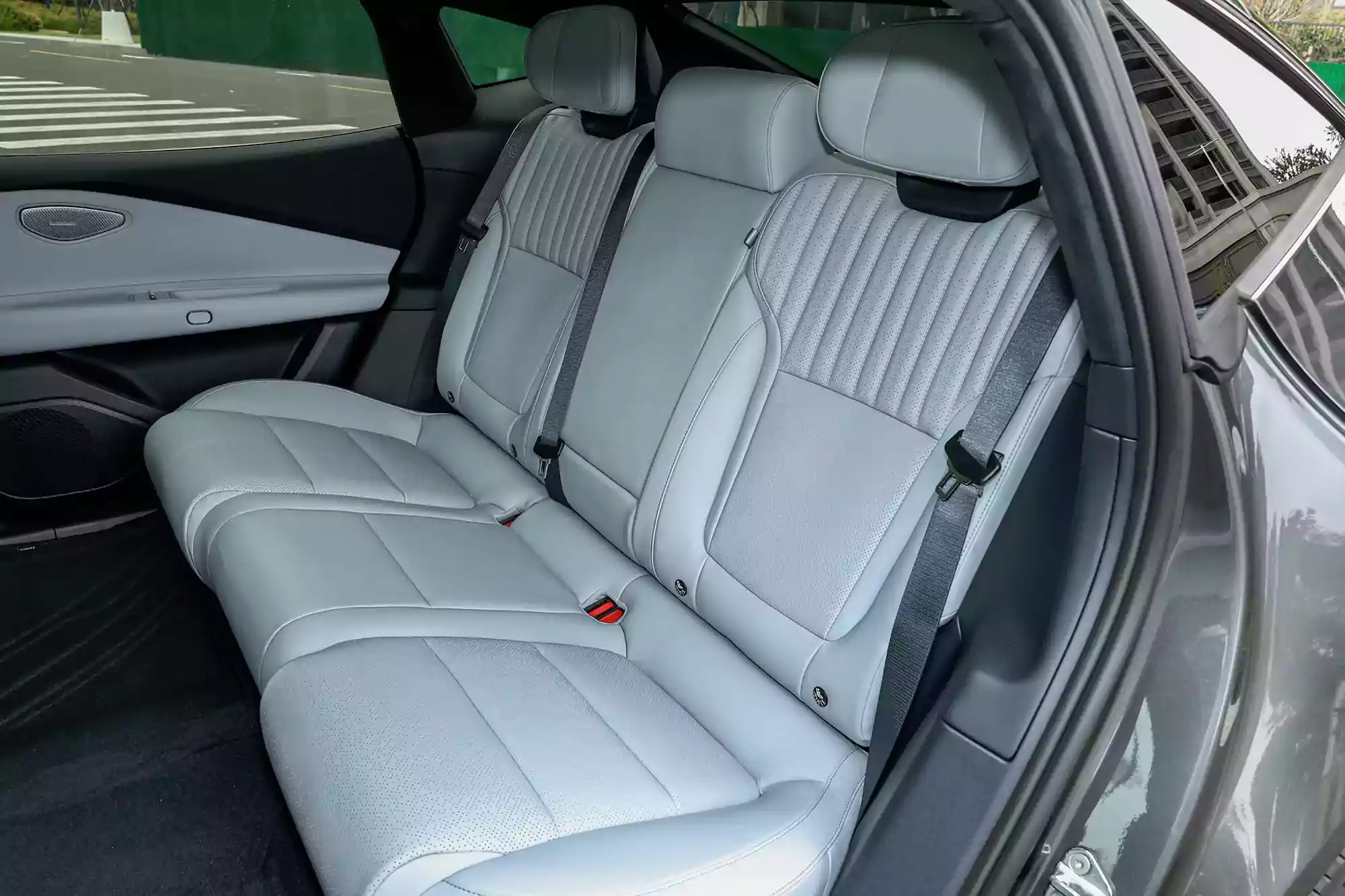 Lynk & Co Z10 2024 space-2