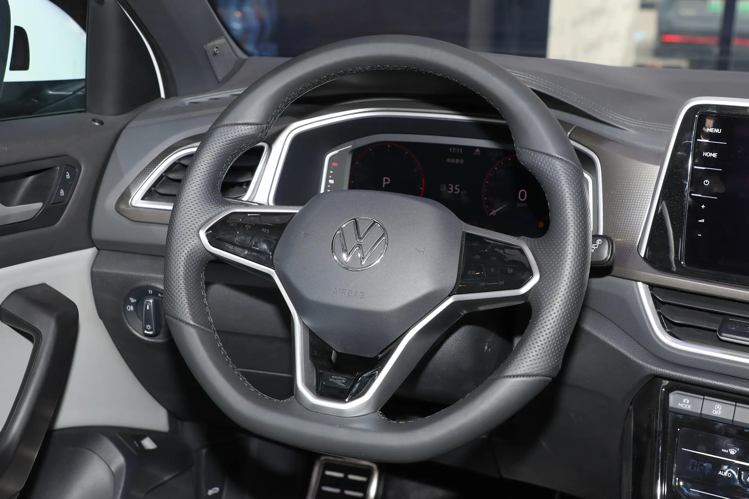 Volkswagen T-Roc 2024 interior-2