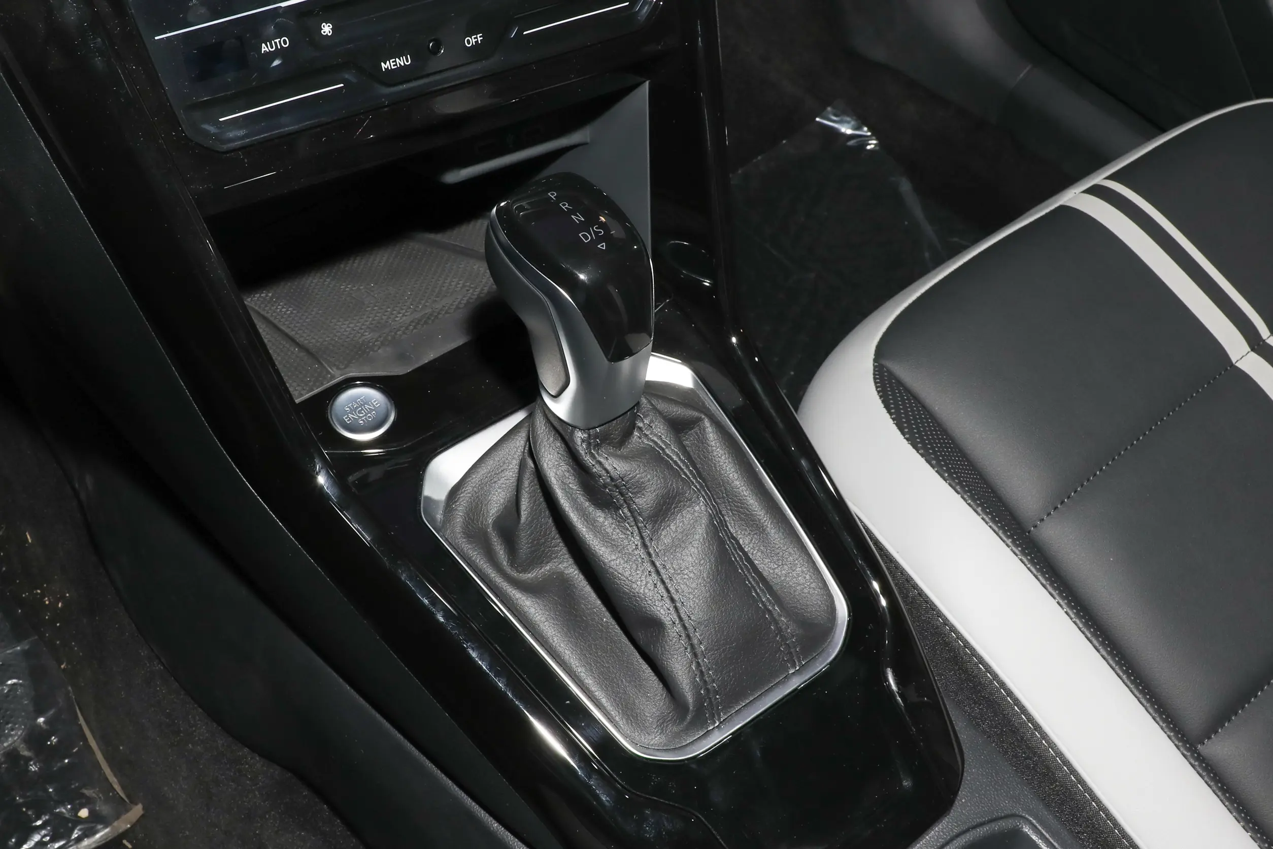 Volkswagen T-Roc 2024 interior-3