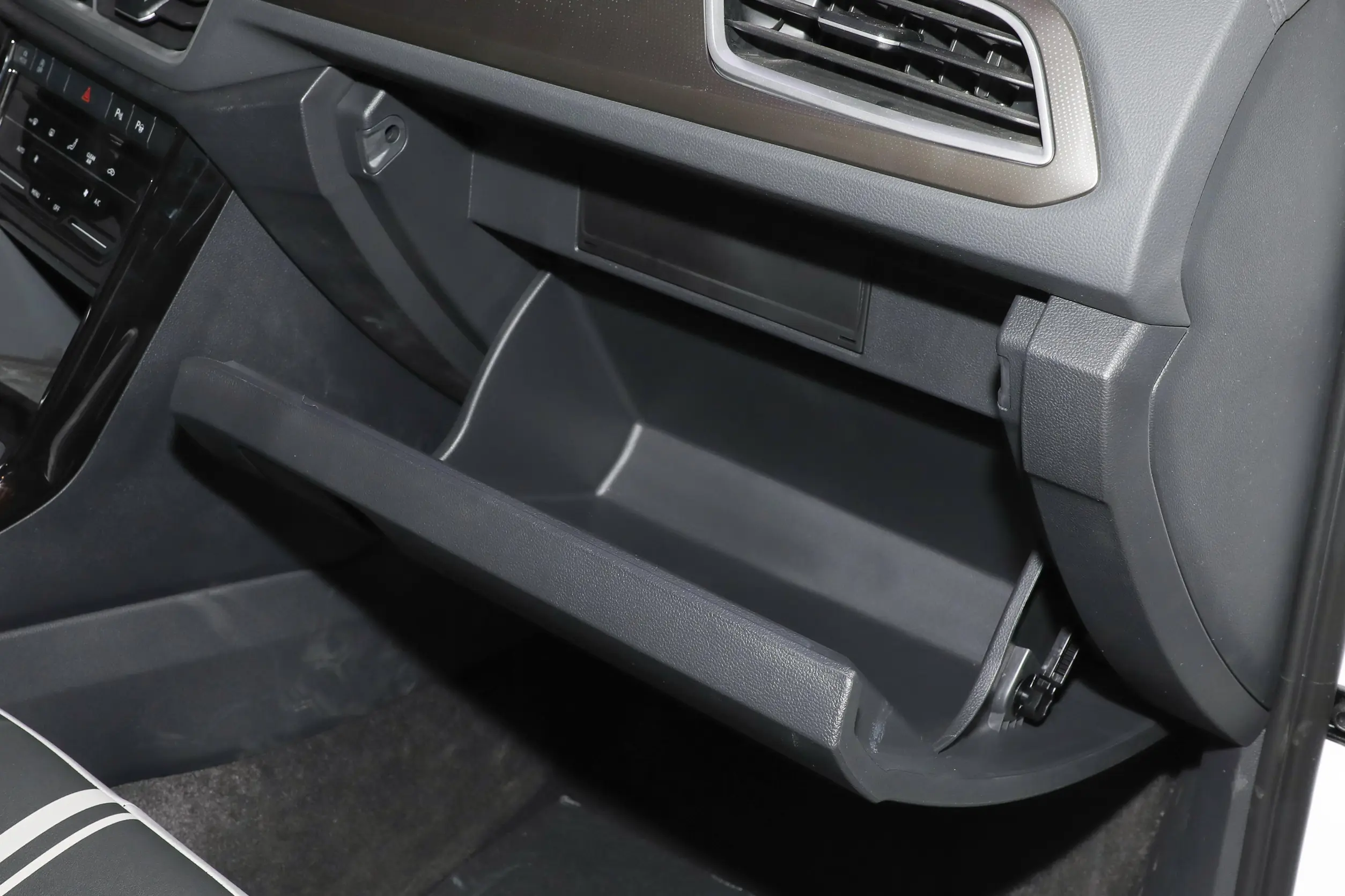 Volkswagen T-Roc 2024 interior-4