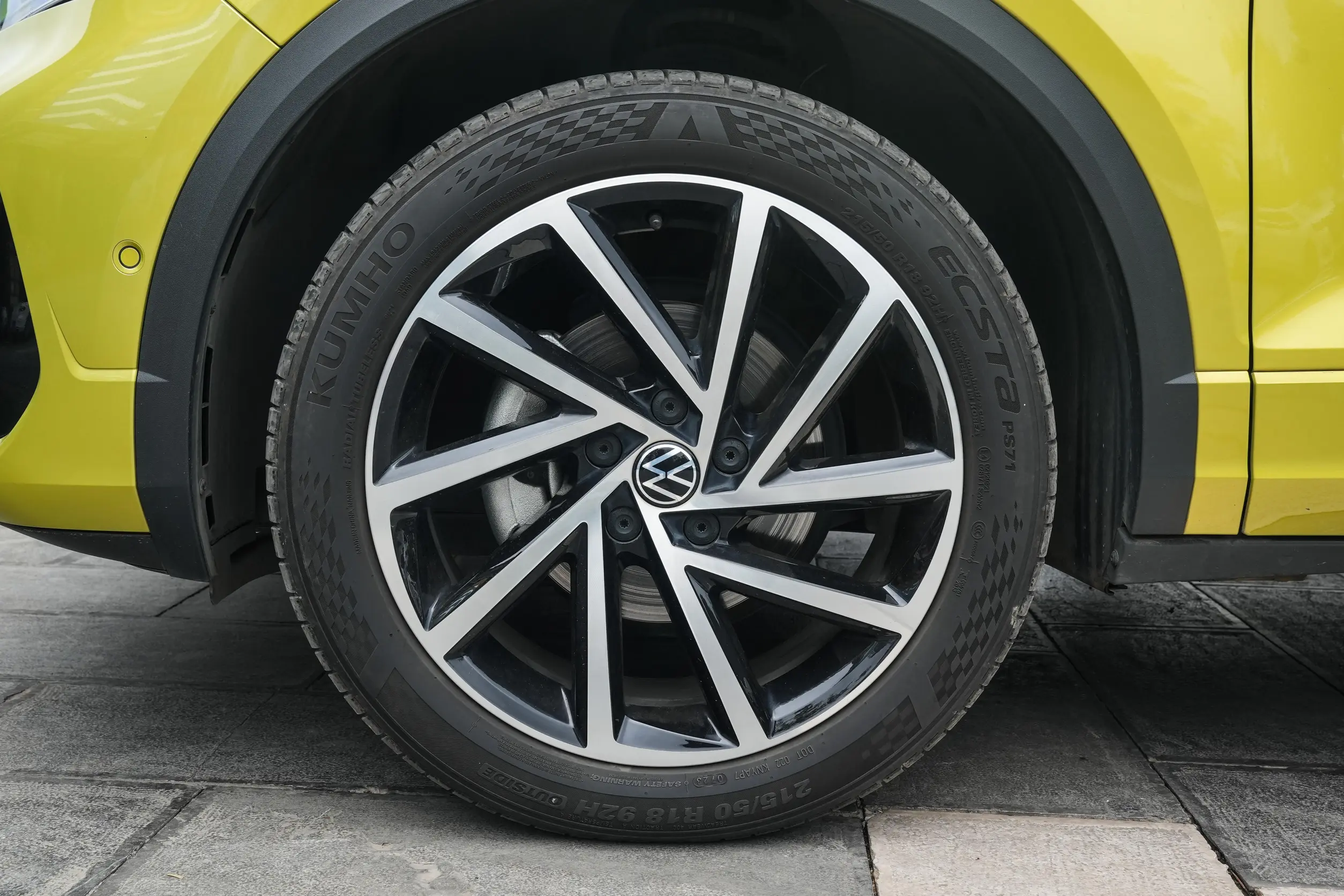 Volkswagen T-Roc 2024 picture-2