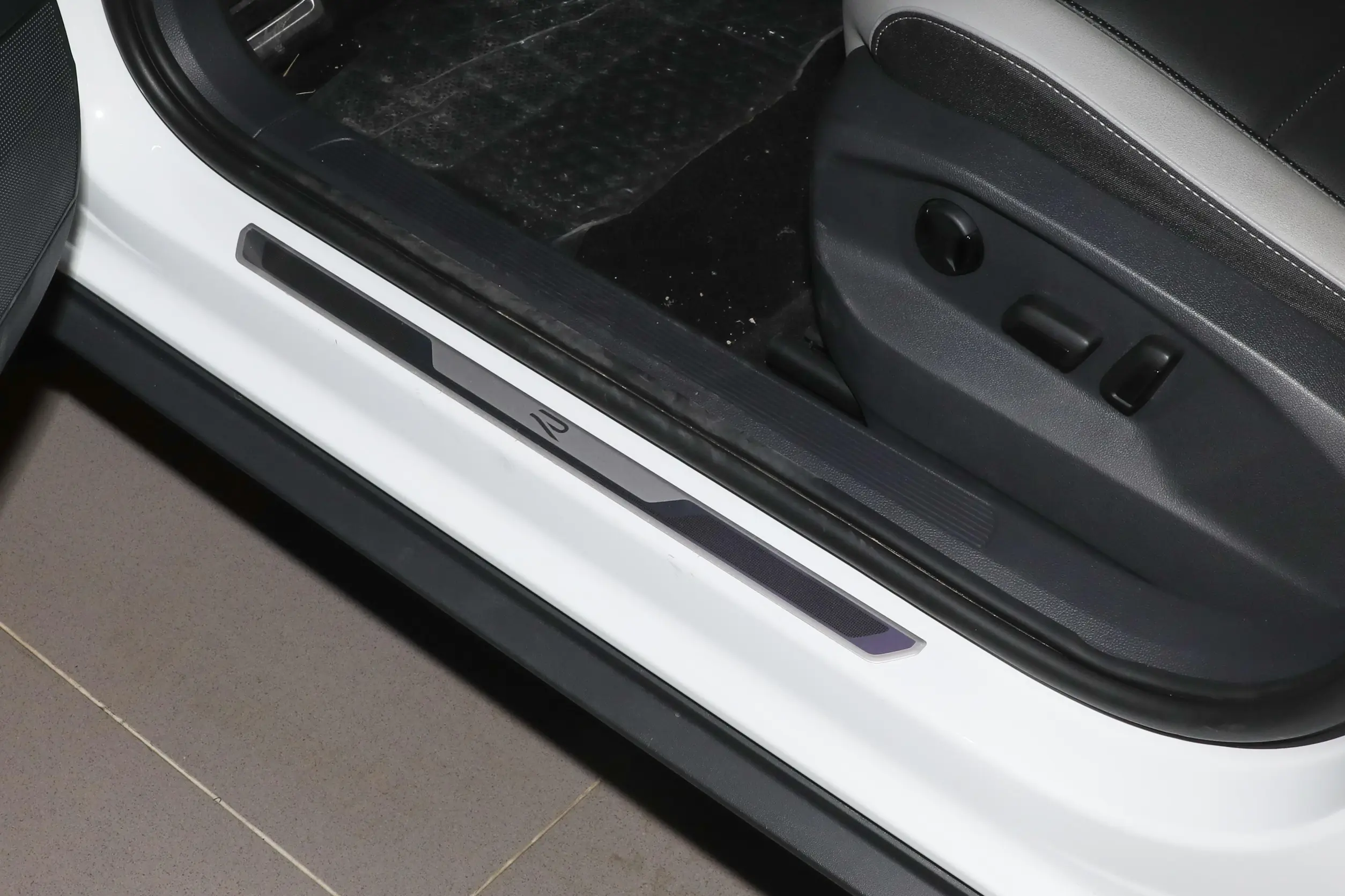 Volkswagen T-Roc 2024 picture-6