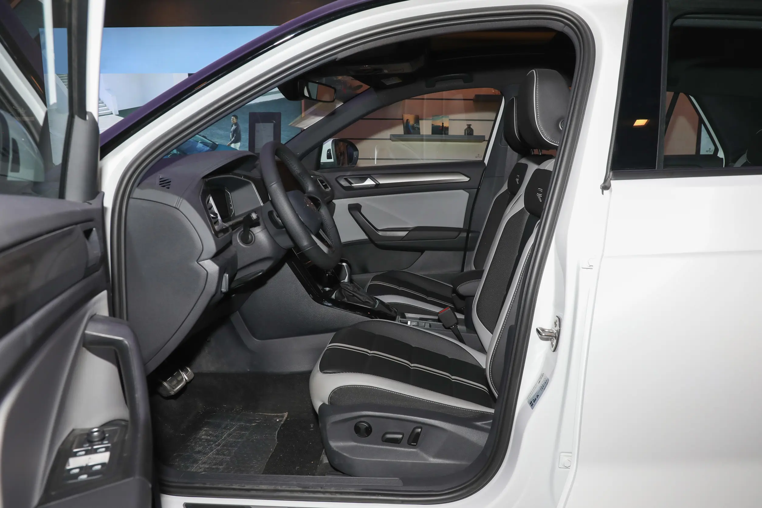 Volkswagen T-Roc 2024 space-1