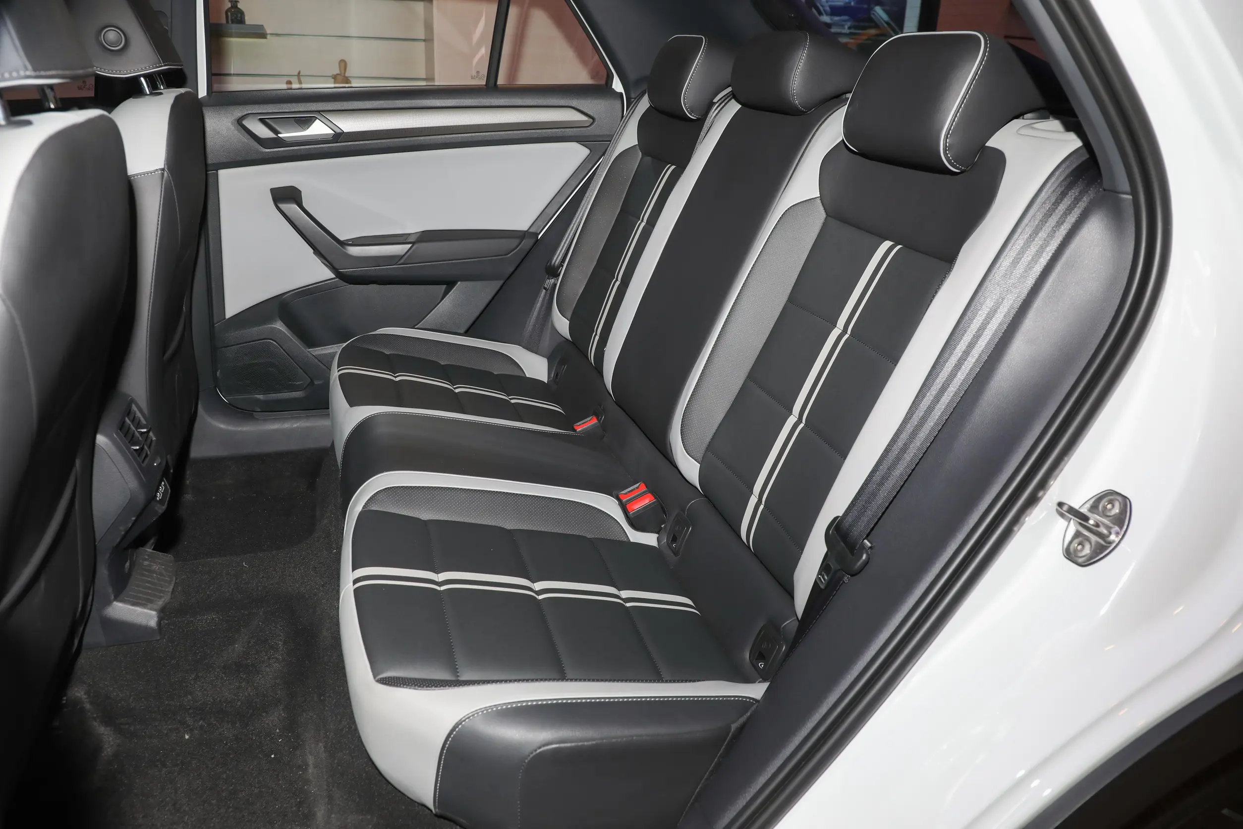 Volkswagen T-Roc 2024 space-2