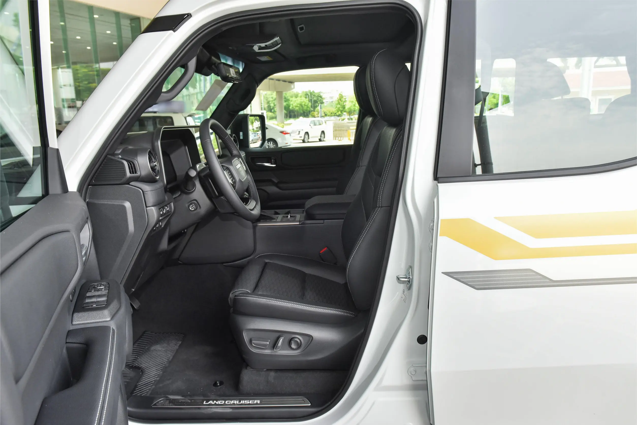 Toyota Land Cruiser Prado 2024 space-1