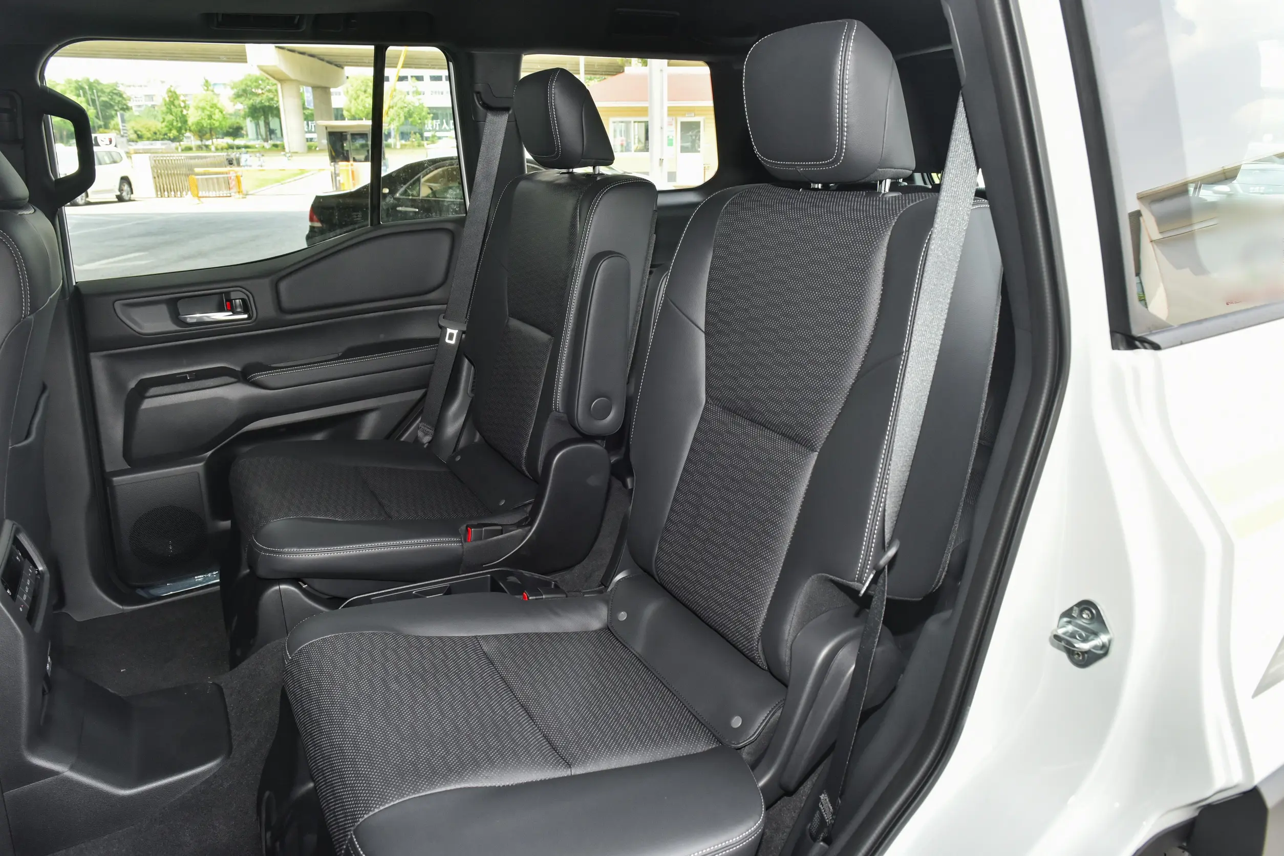 Toyota Land Cruiser Prado 2024 space-2