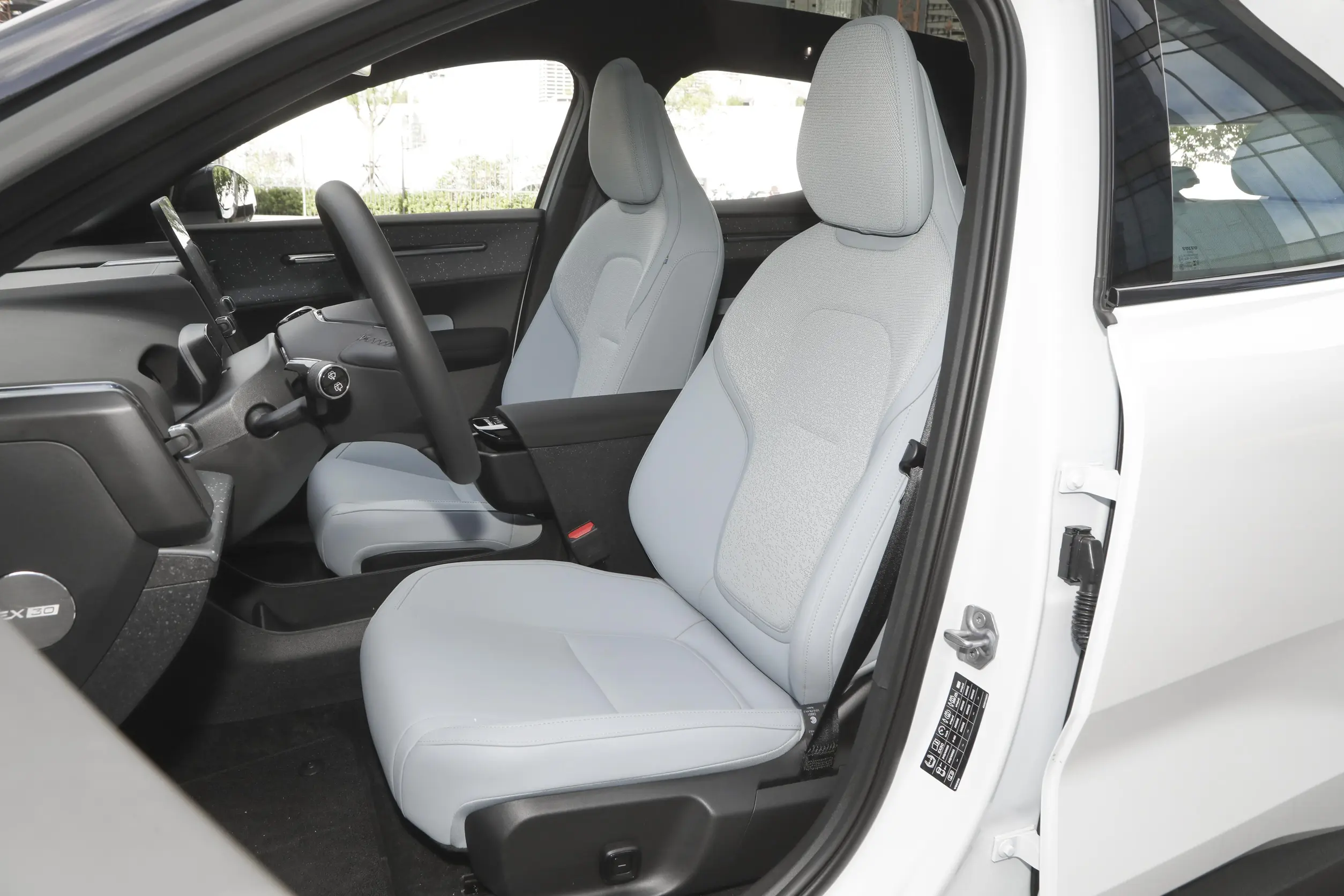 Volvo EX30 2025 space-1