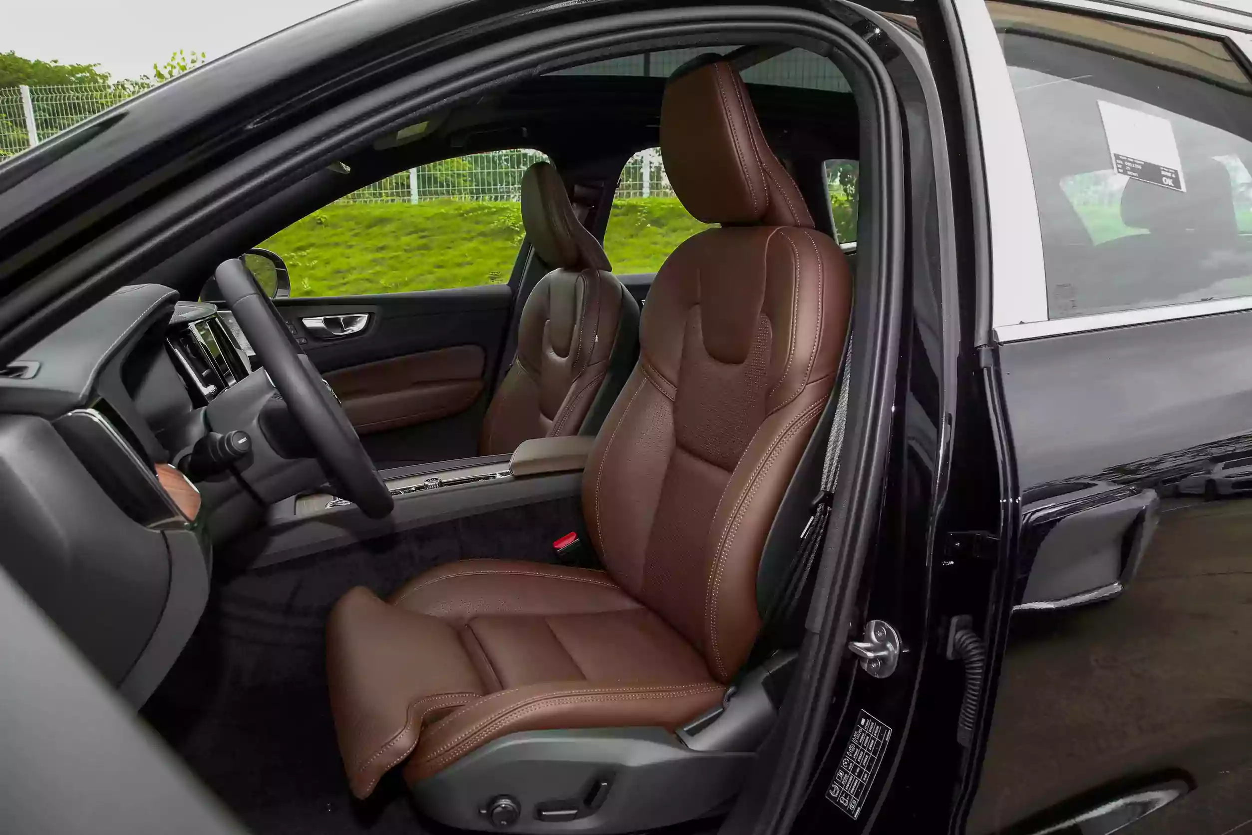 Volvo XC60 PHEV 2025 space-1