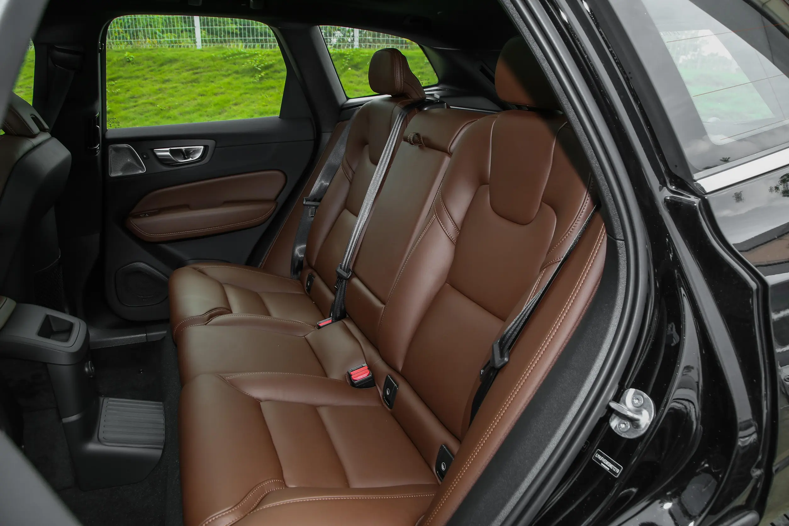 Volvo XC60 PHEV 2025 space-2