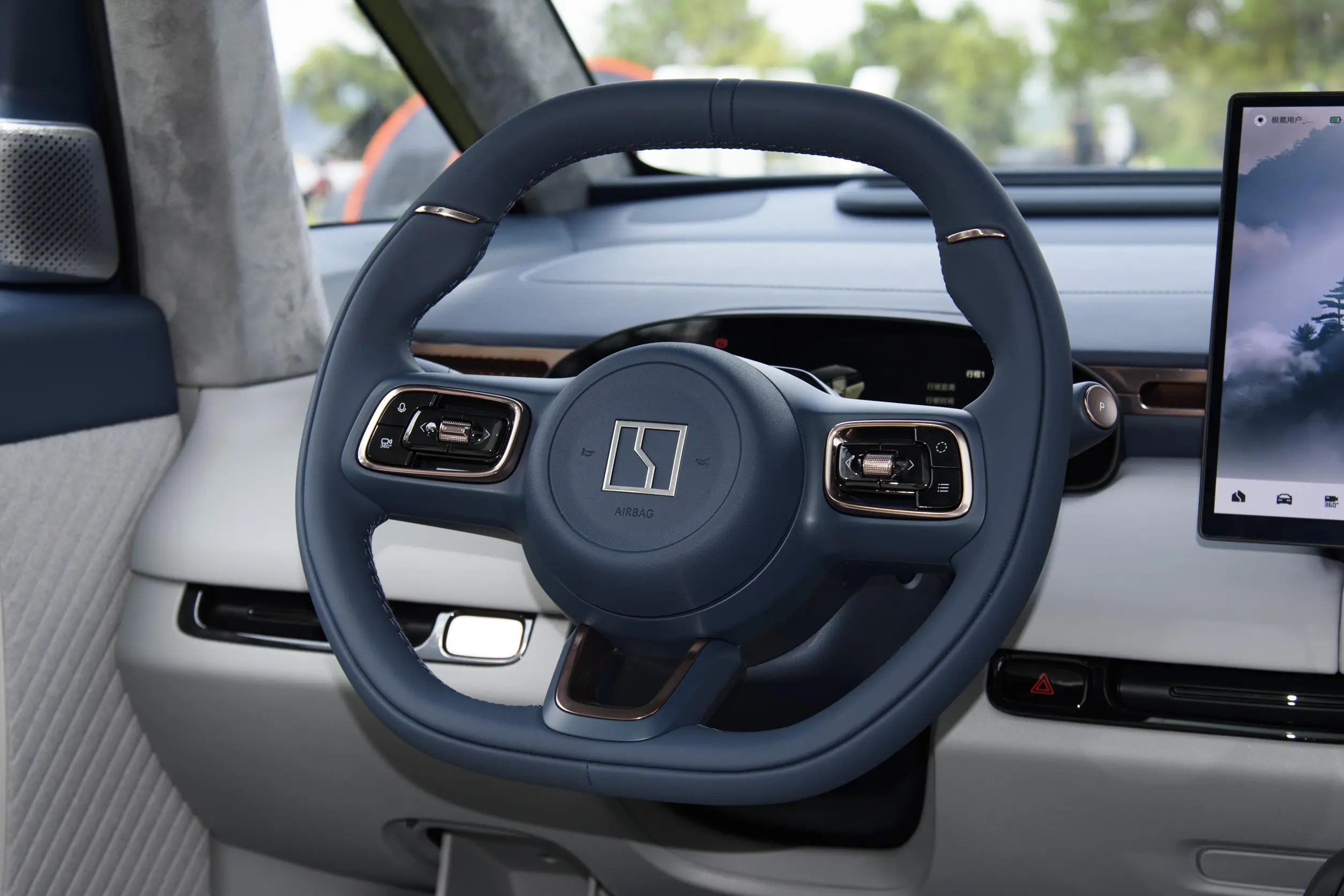 ZEEKR MIX 2025 interior-2