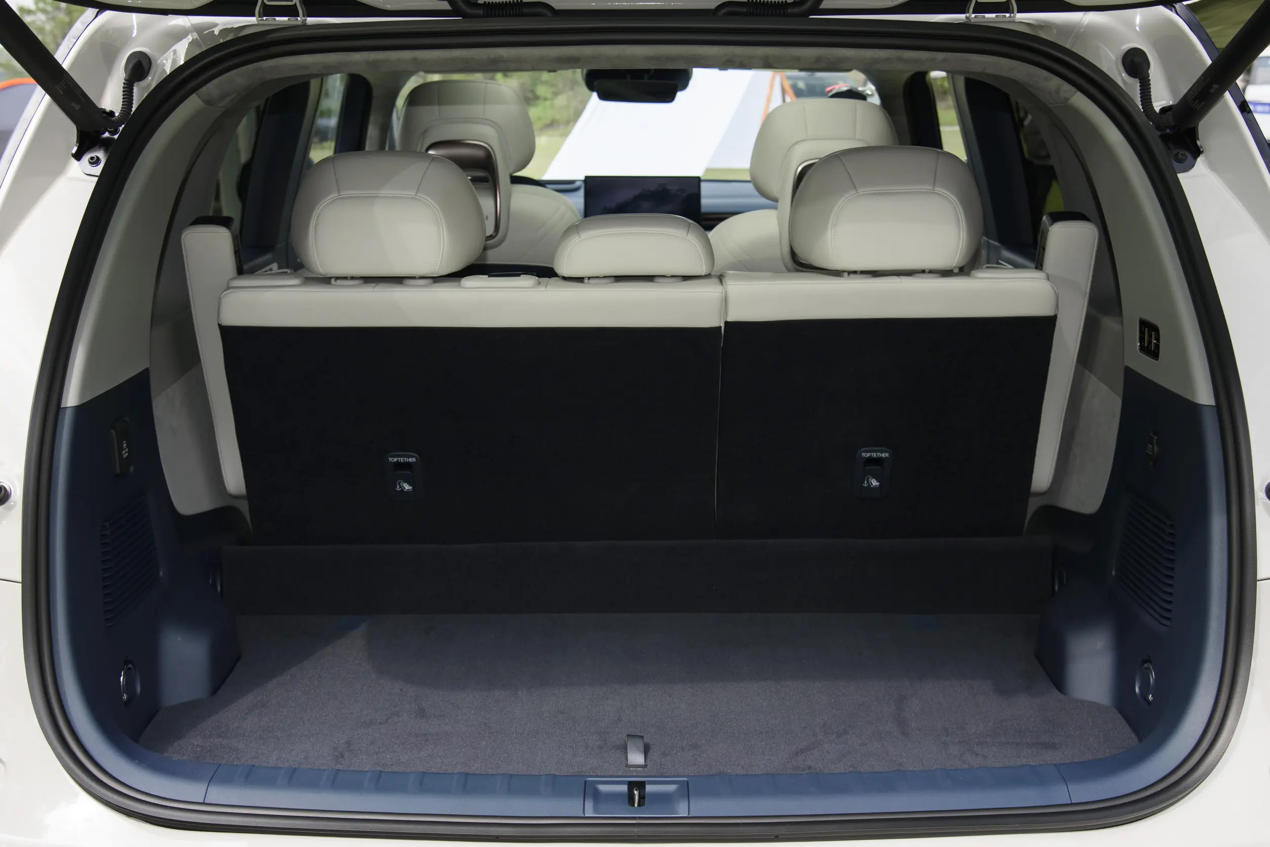 ZEEKR MIX 2025 space-4