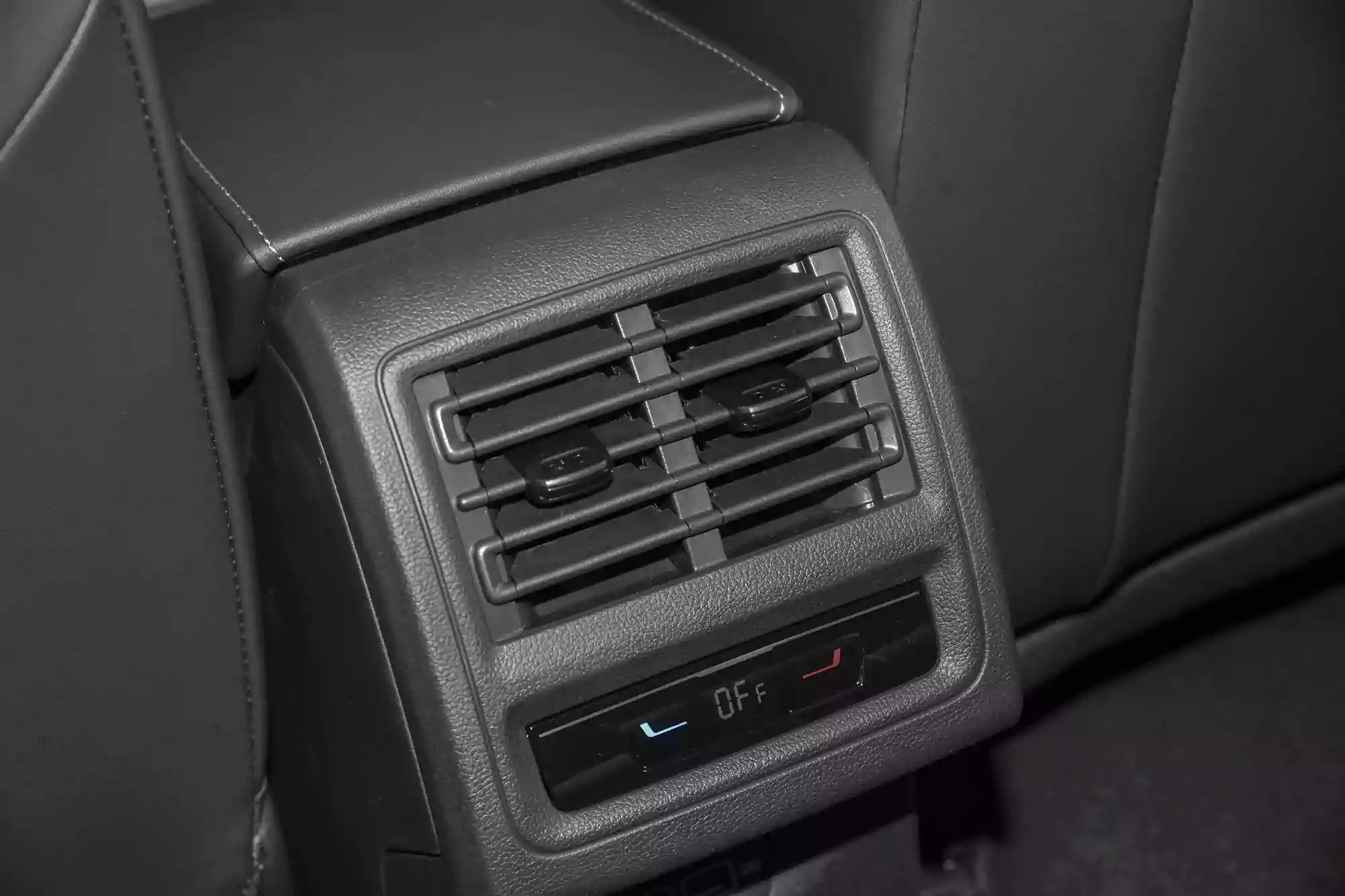 Volkswagen Golf 2025 picture (14)