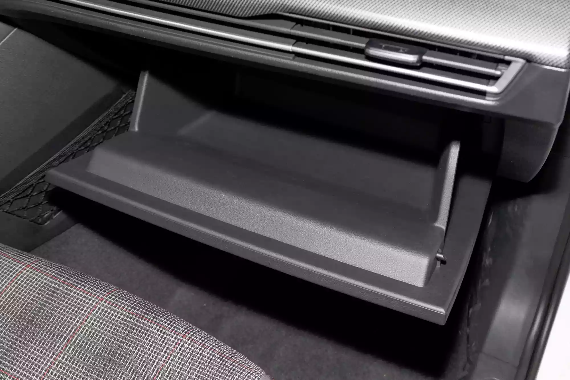 Volkswagen Golf GTI 2025 interior-4