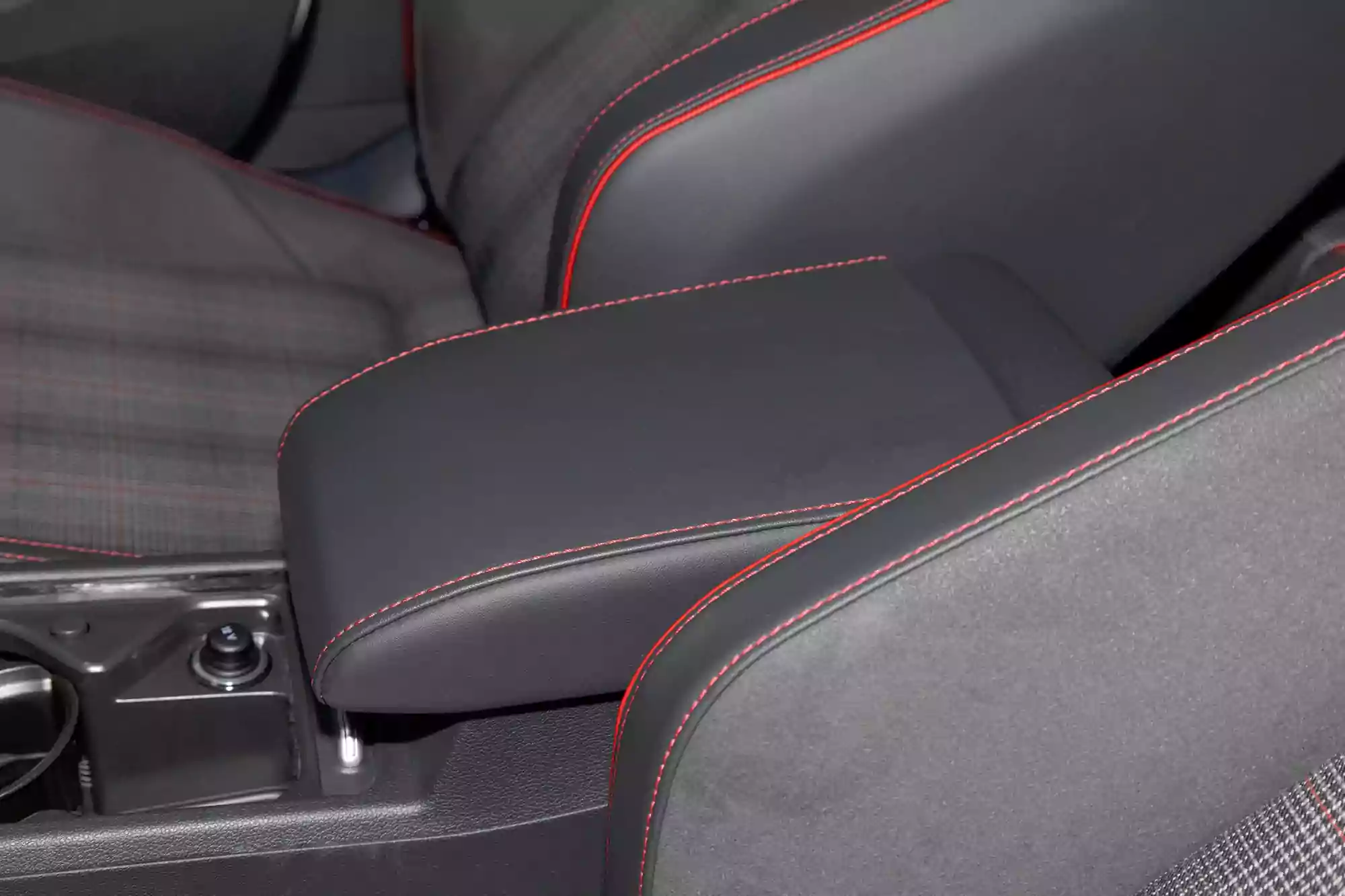 Volkswagen Golf GTI 2025 picture (2)