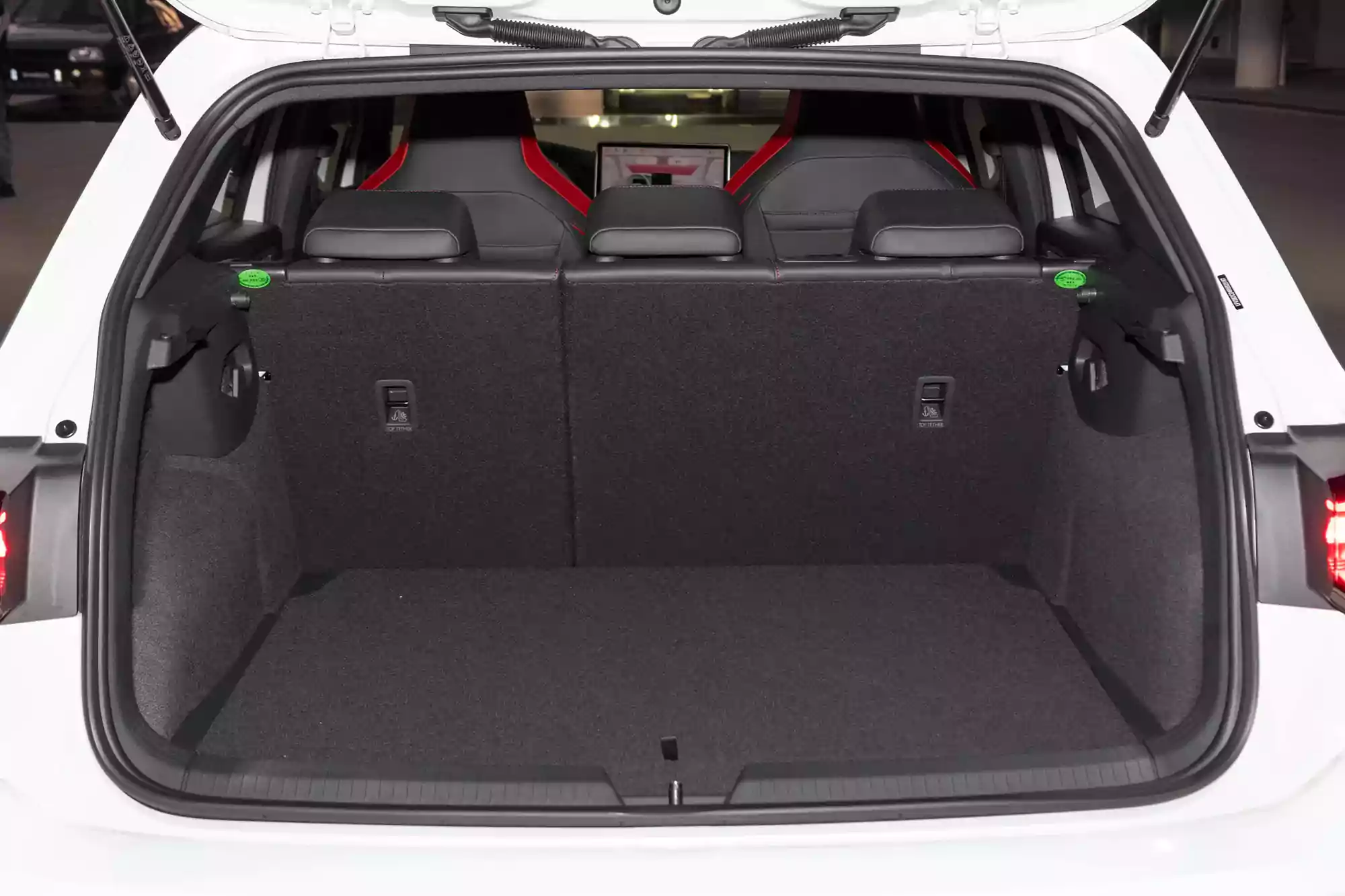 Volkswagen Golf GTI 2025 space-4