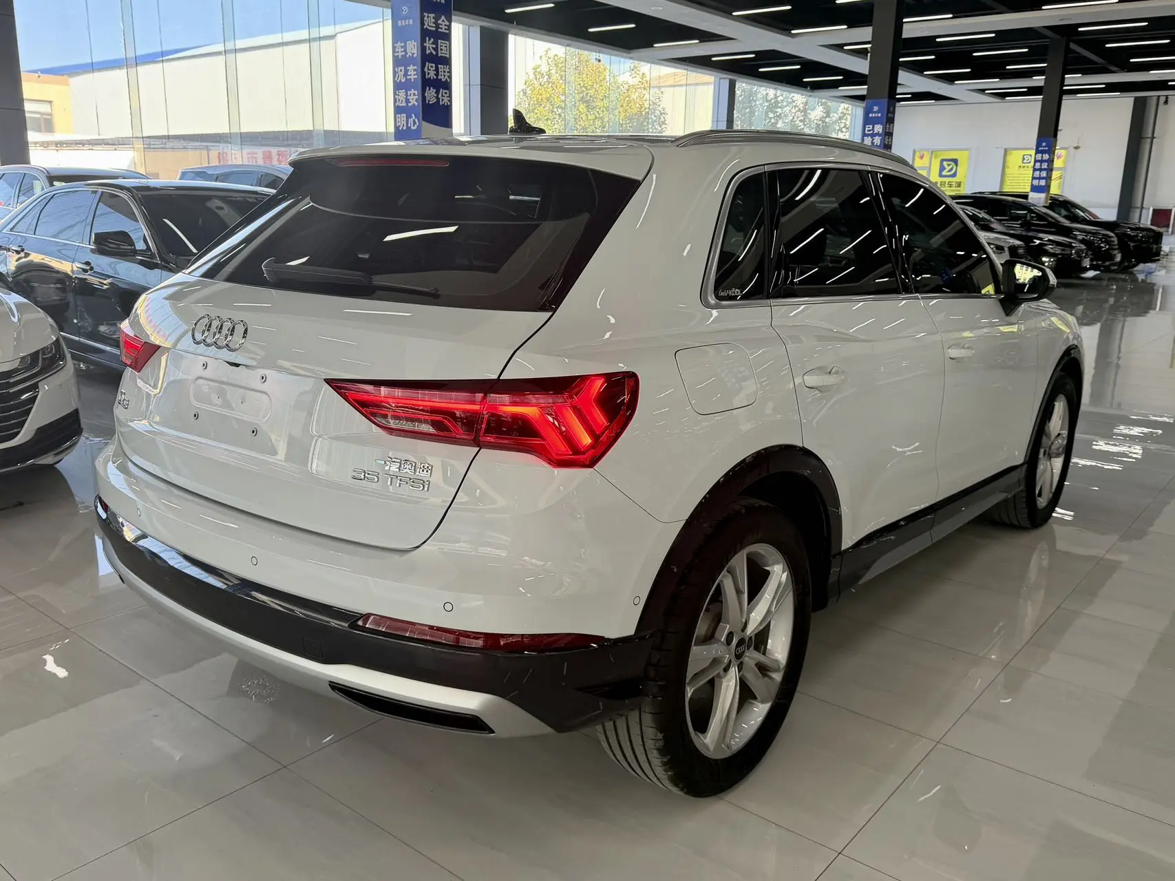 Audi-Q3-2022-12