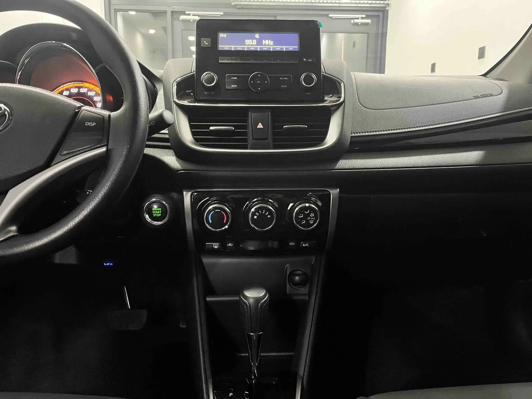 Toyota-YARISL-2022-11