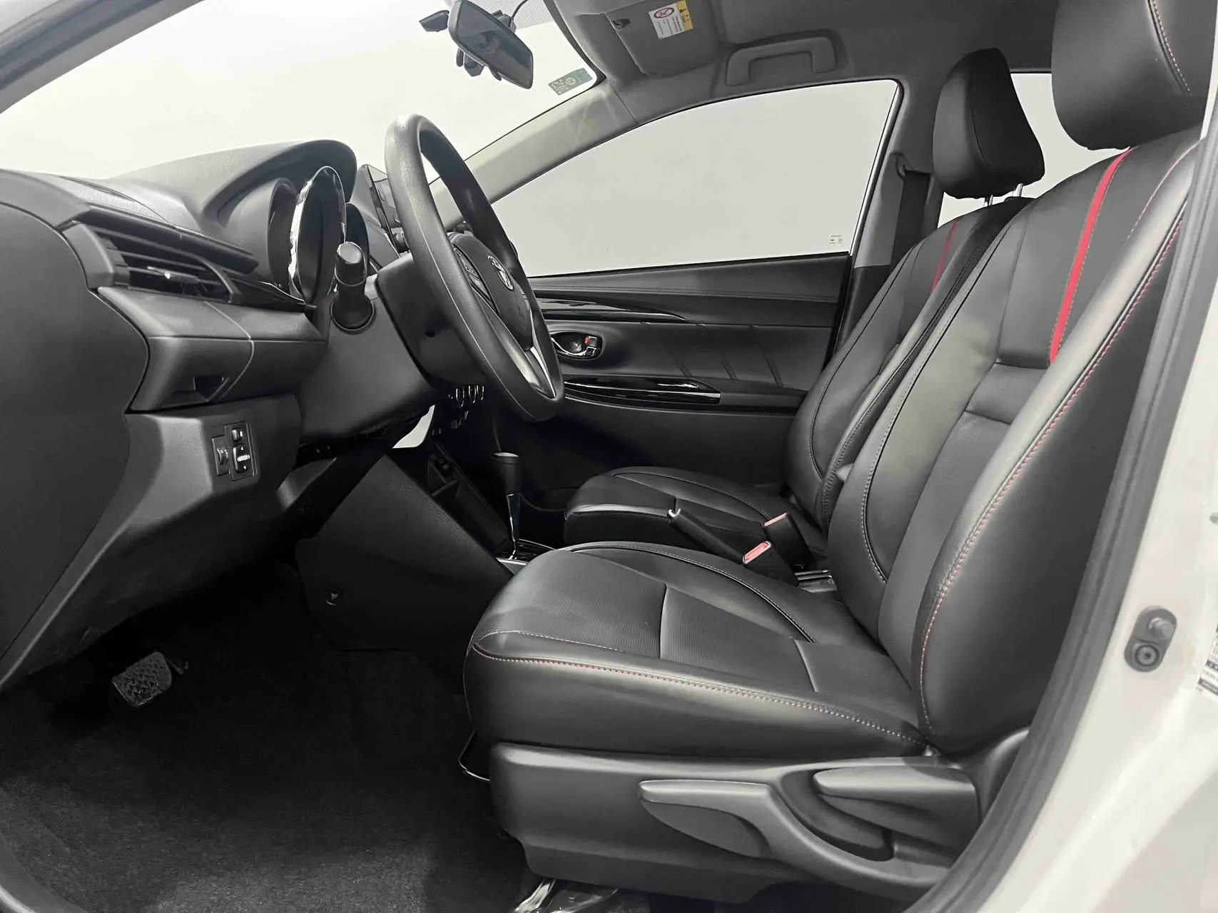 Toyota-YARISL-2022-7