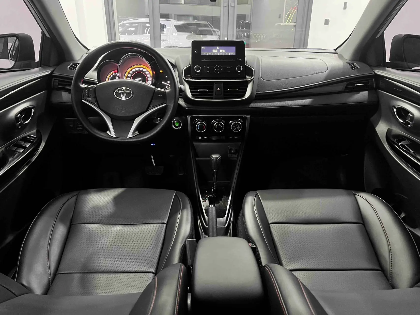 Toyota-YARISL-2022-8