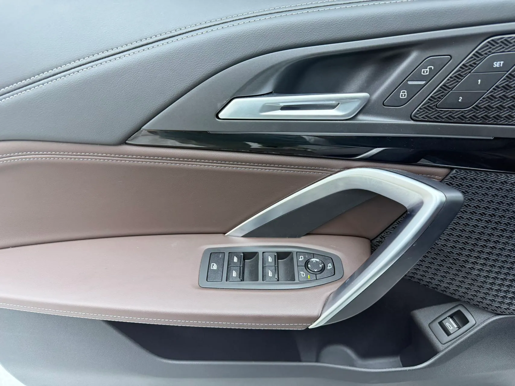 2023-bmw-x1-sdrive20Li-X-design-package