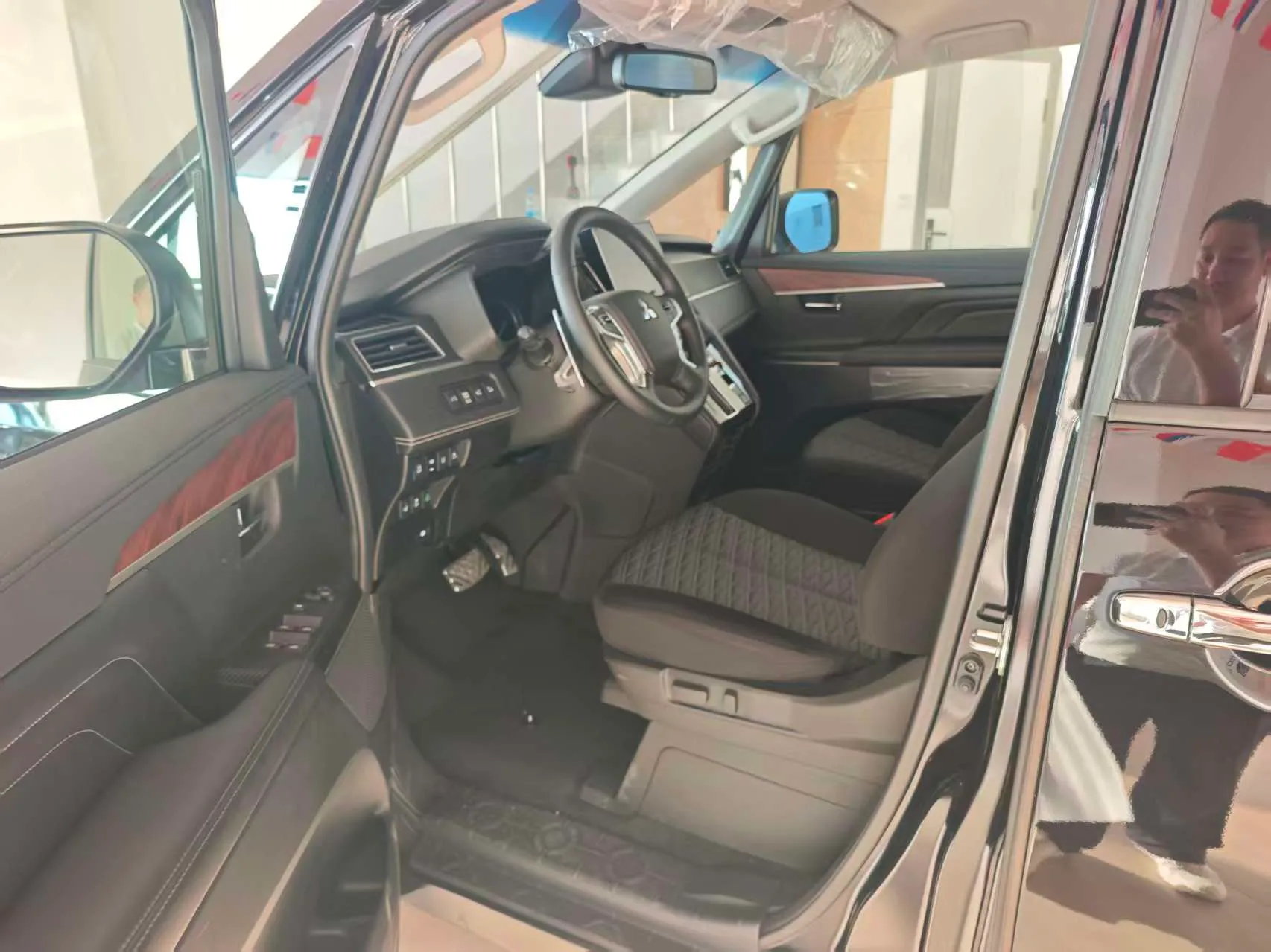 2025-Mitsubishi-Delica-D:5-Black