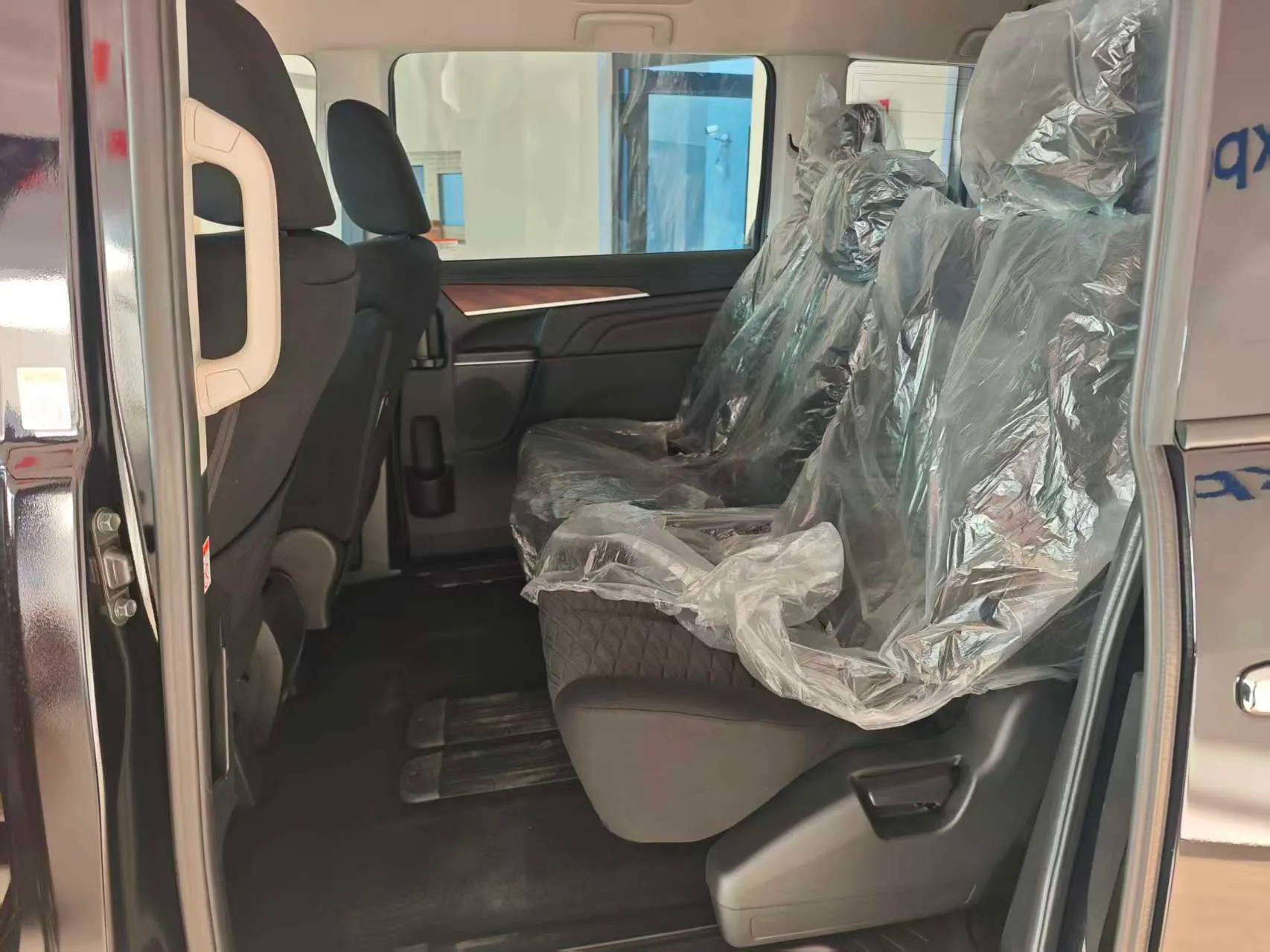 2025-Mitsubishi-Delica-D:5-Black