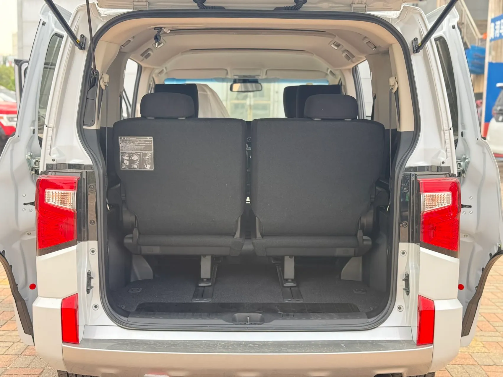 2025-Mitsubishi-Delica-D:5-white