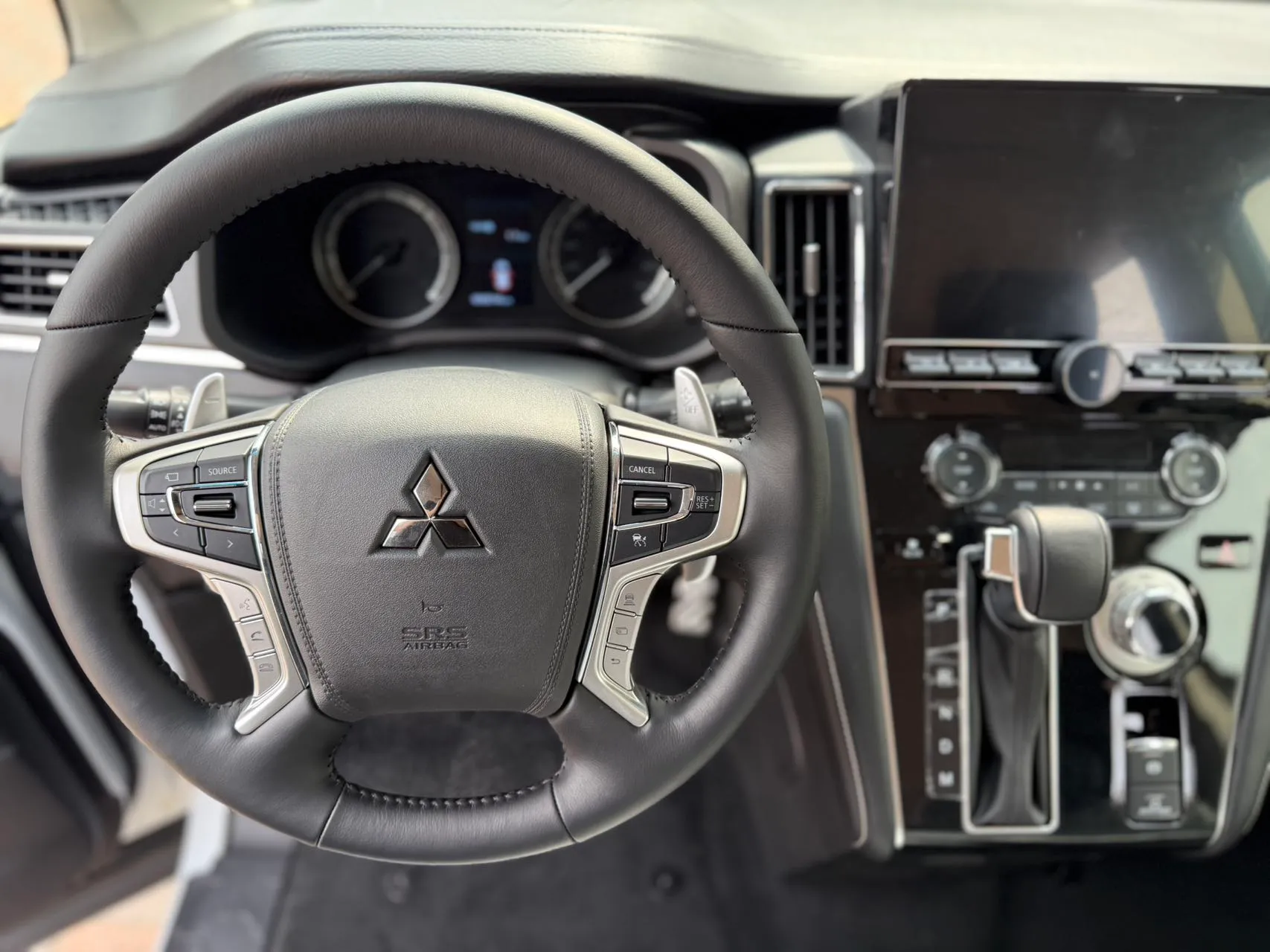 2025-Mitsubishi-Delica-D:5-white